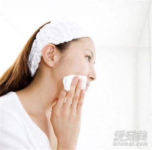 把乳液倒入你的手里,轻拍你的脸,或者把它倒在化妆棉上,涂在你的脸上。