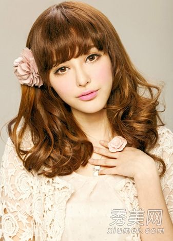 适合大脸型的发型,现在流行的长发风格。