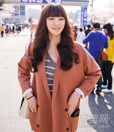 圆脸女孩最流行的发型是长发