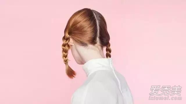 我不知道秋天该穿什么发型。女孩最喜欢的双辫子走路！
