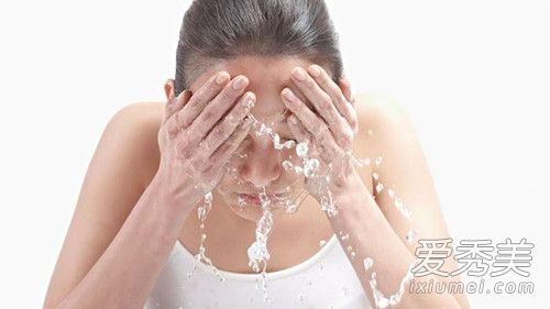 夏天用热水或冷水洗脸可以吗？
