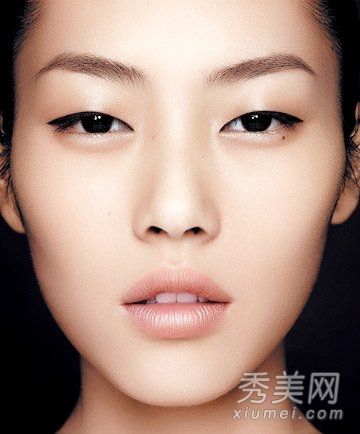 化妆步骤:如何在双眼皮上画眼线?