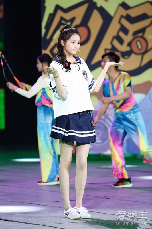 关小童和蒋欣生产的同一个小白鞋是什么牌子的？