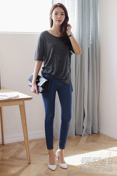 t恤配牛仔裤是最时尚的款式,但款式却很少。