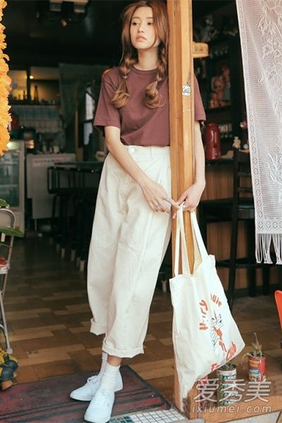 简单的t恤和宽大的裤腿让夏日的古典风光重现
