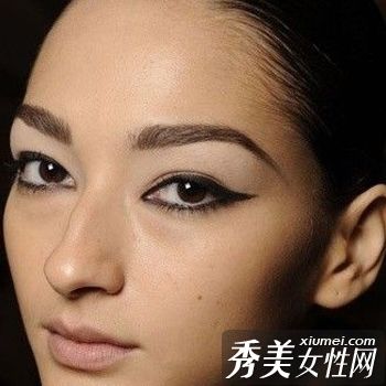 眼线很难用吗?教你快速掌握技能。