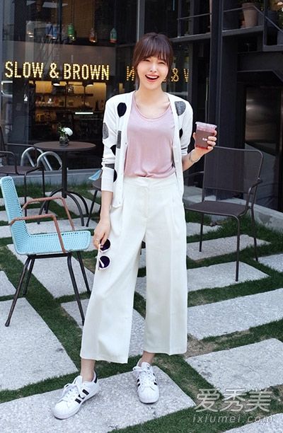今年夏天最流行的裤子是隐藏着大象腿的九分宽裤腿。