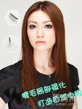 如何粘贴内双面妆艺术家的假睫毛?
