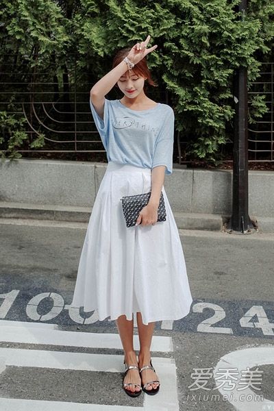 t恤和长裙成为夏天的文艺女神