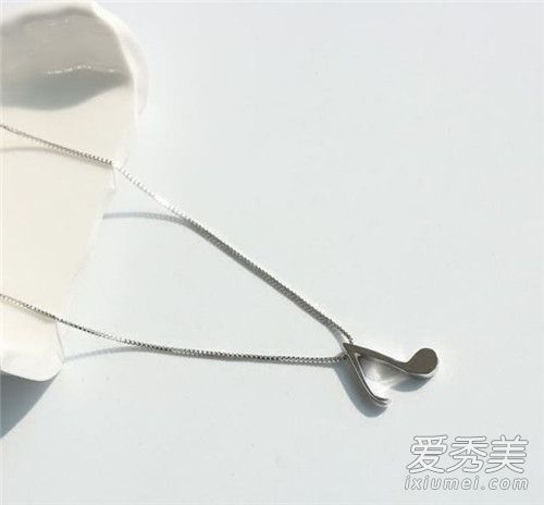 银项链变黑与身体有关吗?