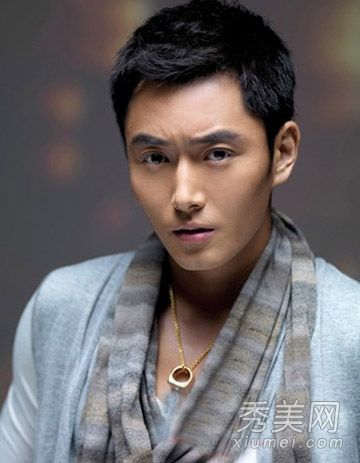 Gojun King Ethan的发型超越短发,展现美丽的五官