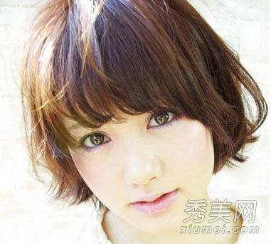 发型和脸型与日本短卷发和面部化妆完美搭配