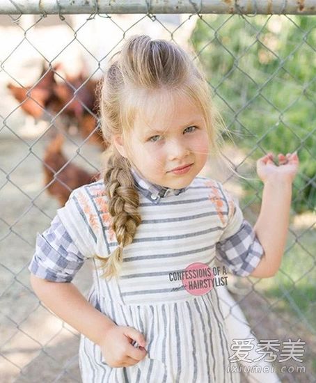即使是一个五岁的断手女孩?两条简单的辫子可以帮助你