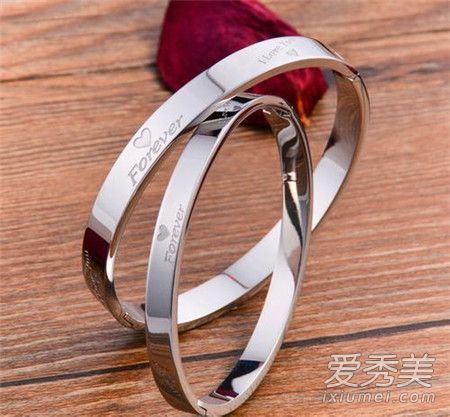 银手镯发黑的原因及清洗方法