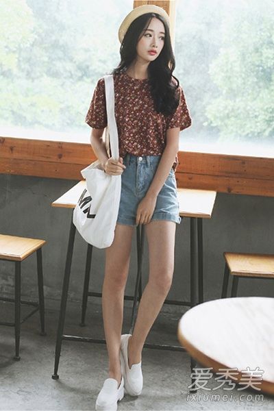 百搭t恤和短裤既酷又时尚