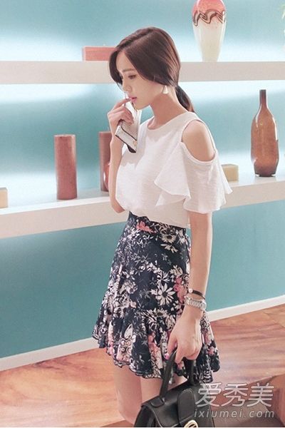 短袖上衣短裙,穿着甜美