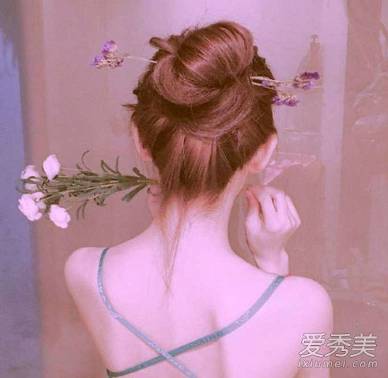 马尾辫+5个球头上凉爽而结实的头发让你每天都保持清新。