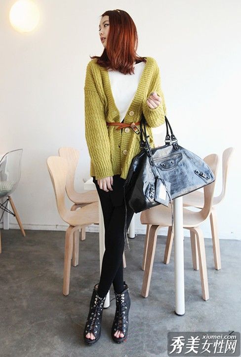 春天，柔软的开襟羊毛衫加倍美丽。