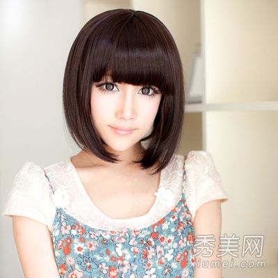 圆脸所必需的短而中的头发会立刻变成巴掌大的小脸。