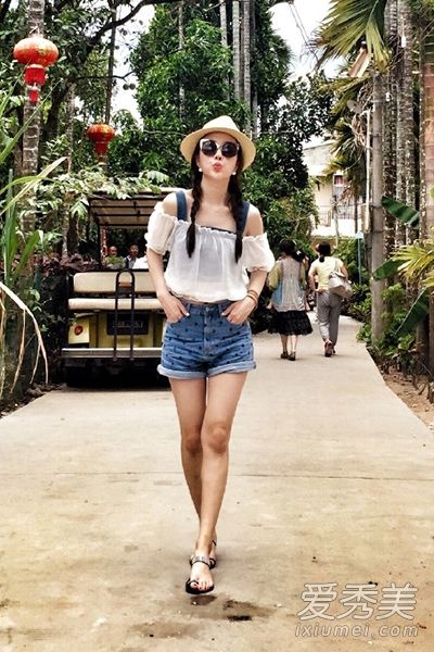 李小璐有必要在海边晒晒太阳，穿上热裤和比基尼。