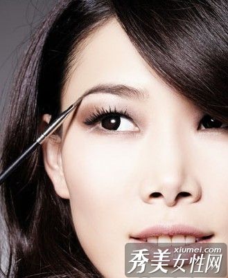 老年人容易改变化妆和漫游社交场所