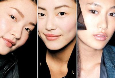 单眼皮姐妹站起来!无敌的电眼依然迷人。