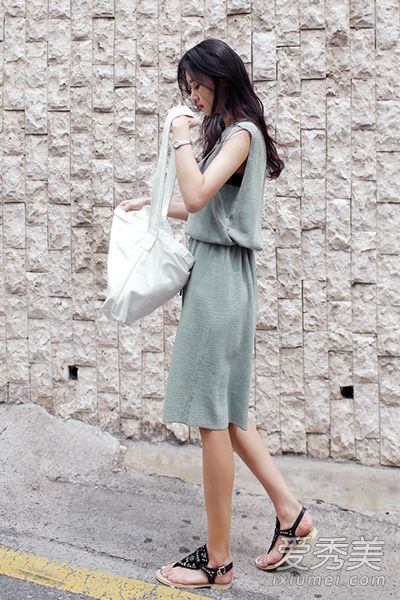 懒惰的女孩在夏天穿裙子