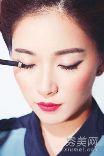 如何在内层画眼线？图形眼睛头眼尾化妆师