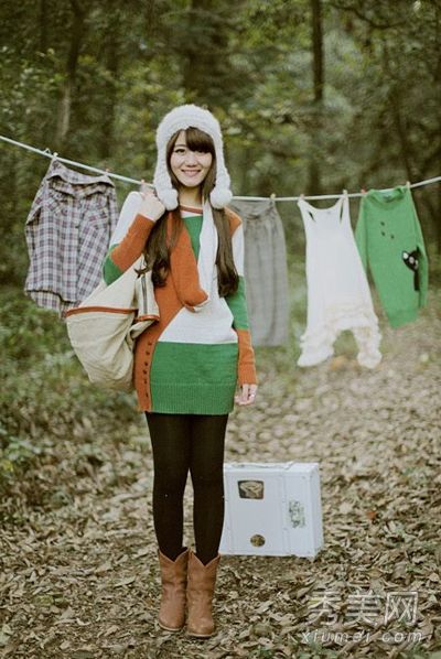 这位女士的冬季服装与她一见钟情的那点新鲜感很相配。