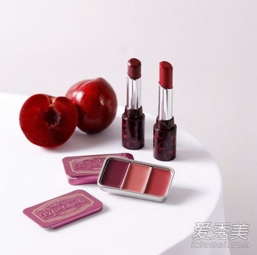 如何使用两用三色化妆盒来护理皮肤、嘴唇和脸颊?