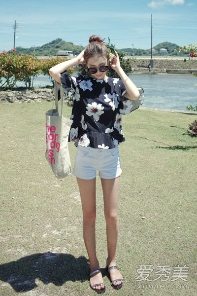 热裤既酷又多才多艺,各种夏季夹克都很相配。