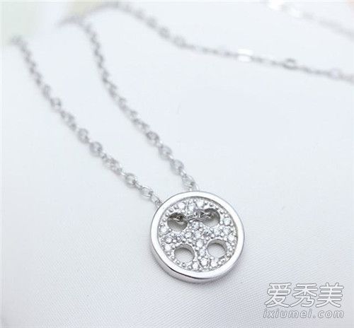 银项链变成黑色,并不害怕使银项链再次“发光”的巧妙技巧。