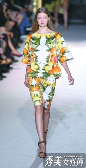 上班女孩对潮春装夺人眼球