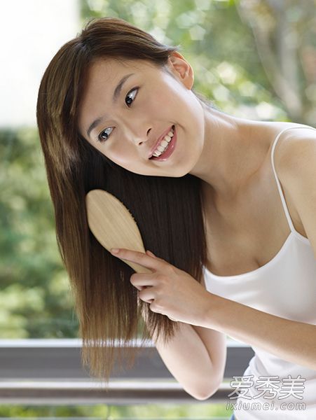 梳子也应该彻底清洗一分钟。梳子像新的一样干净!
