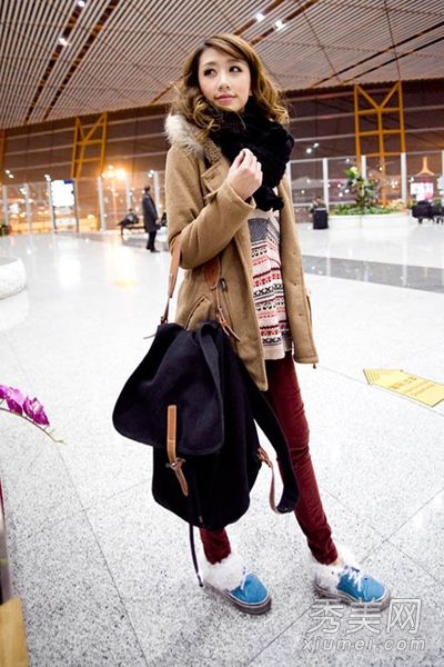 中等身材的女孩穿简单的衣服就可以了。