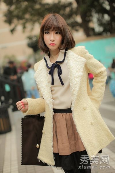 冬季最薄的外套被推荐为时尚的，混合了女士的味道。