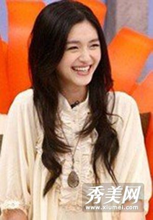 各种各样的大发型展现了年轻女性的魅力。