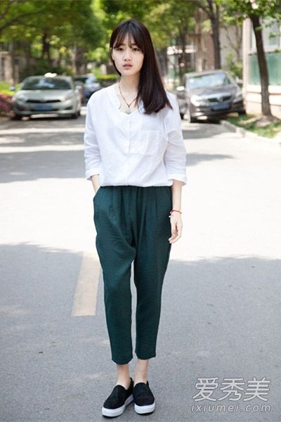 带图片的夏季衬衫和带裤子的裙子是阳光明媚的