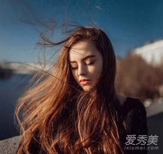 发油如何最彻底地洗你的头发?这是在旅游季节洗头和告别头发的方式。