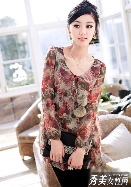 漂亮的雪纺衬衫既迷人又性感，增添了更多时尚感。