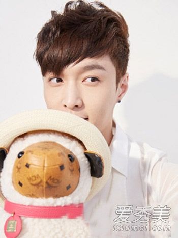 为2015年时尚男士推荐的九种发型展示了他们的活力和活力。