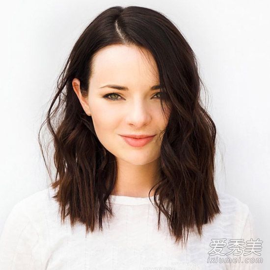 晚上洗头怎么样?睡觉前不吹干头发的危害是什么?