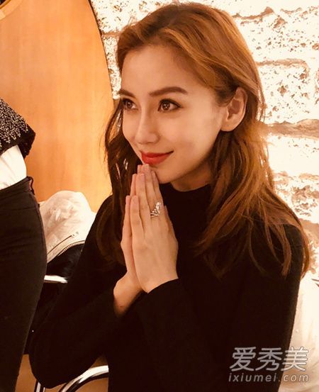 另一个颜色变化?安吉拉比的生日照片头发是什么颜色的