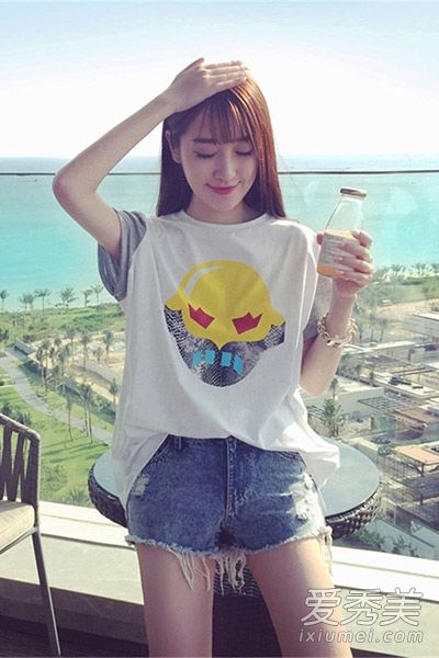夏季可以搭配多用途牛仔短裤。