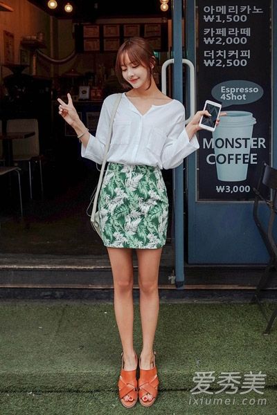 印花裙子、浪漫t恤和衬衫很相配。