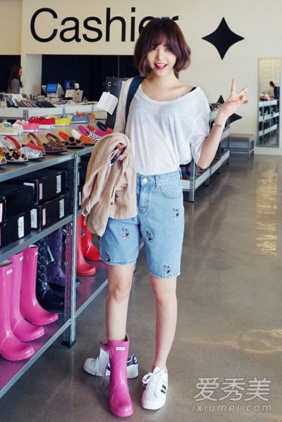 夏天,短裤或短裙会和这样的t恤一起穿。