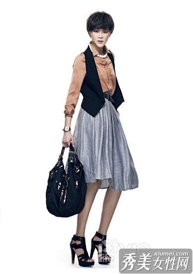 时髦的及膝连衣裙在春天绝对时尚。