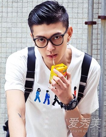 男孩们会露出他们的额头,9种短发会显得太帅。