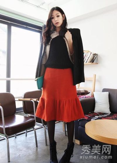 聪明的举动!冬季半身裙以这种方式看起来苗条迷人。