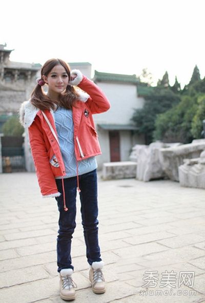 甜美的新年礼服娇小可爱的女孩